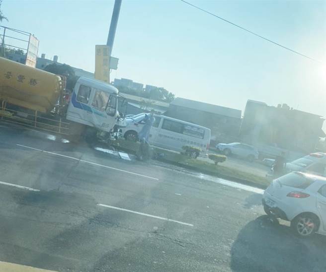 沙鹿区向上路下坡路段，下午发生一辆大货车追撞前方等红灯4车的交通事故，全案正由警方进一步调查厘清事故原因及协助处理中。（翻摄自「记者爆料网」）