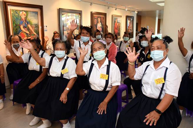 参加健康操比赛的达仁乡土坂部落爷奶们穿上小学生制服，模样逗趣可爱。（庄哲权摄）