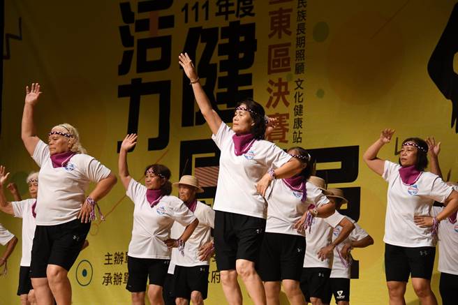 台东文健站健康操比赛，爷奶秀活力。（庄哲权摄）