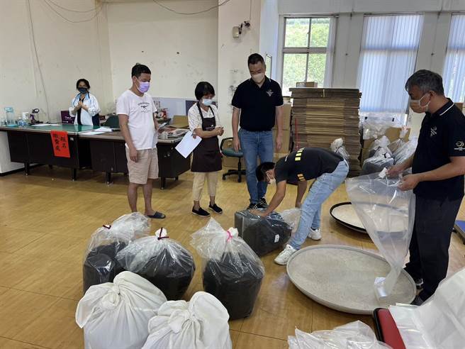 日月潭红茶受虫害气候影响减产，农友缴交评鑑的茶样共691件较去年少。（民眾提供／杨静茹南投传真）