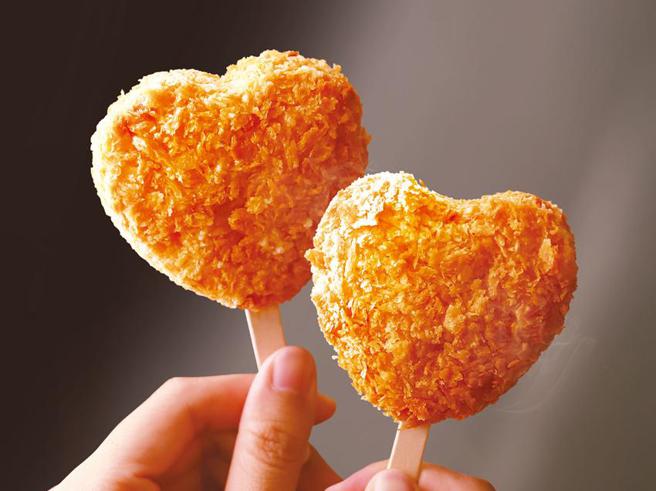 （各百貨商場週年慶首五日期間，至「大心EXPRESS」內用消費，滿700元即贈送人氣小點「啾心鮮蝦棒」1支。圖／瓦城泰統集團）