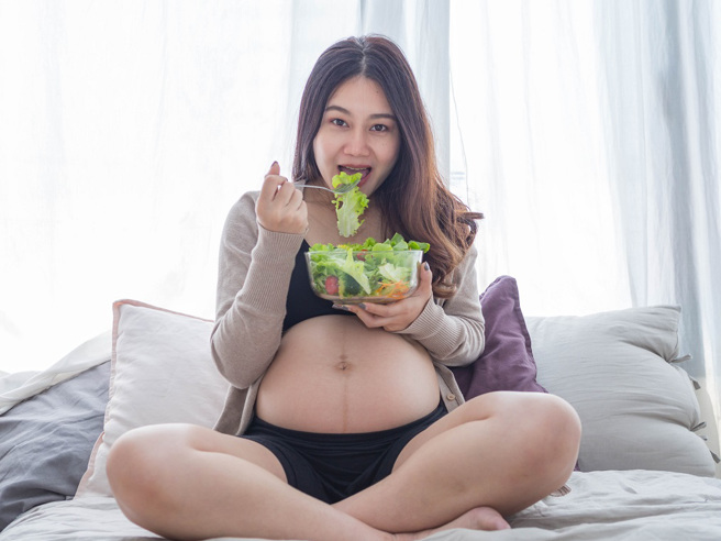 外國研究發現，胎兒會對孕婦吃下的食物做出相對應的反應。(示意圖/達志影像)