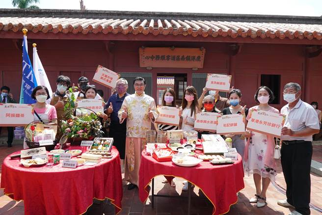 鹿港四季红秋收系列28日在文武庙开锣，鹿港镇长许志宏主持古式婚礼暖场，宣布糕饼文化节、古式婚礼、千人书法挥毫、东崎飨粉、鹿港溪写生比赛、锦鲤文化节等活动将在双十连假登场。（鹿港镇公所提供／吴敏菁彰化传真）