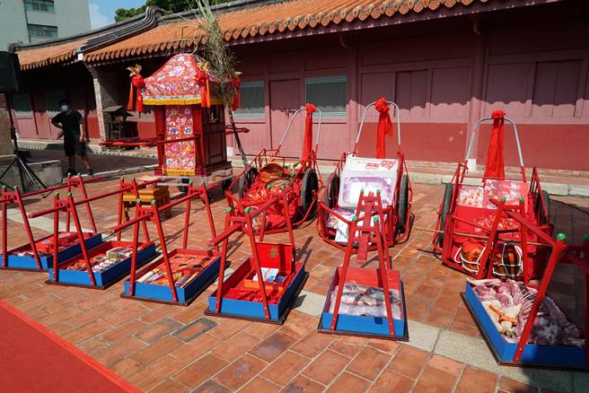 鹿港四季红秋收系列28日在文武庙开锣，鹿港镇长许志宏主持古式婚礼暖场，宣布糕饼文化节、古式婚礼、千人书法挥毫、东崎飨粉、鹿港溪写生比赛、锦鲤文化节等活动将在双十连假登场。（鹿港镇公所提供／吴敏菁彰化传真）