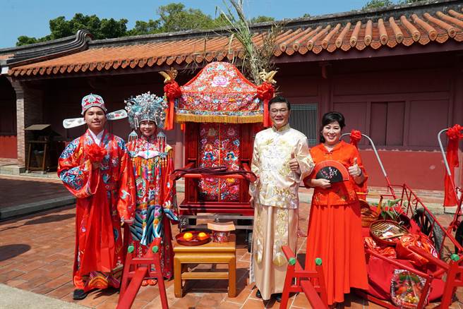 鹿港四季红秋收系列28日在文武庙开锣，鹿港镇长许志宏主持古式婚礼暖场，宣布糕饼文化节、古式婚礼、千人书法挥毫、东崎飨粉、鹿港溪写生比赛、锦鲤文化节等活动将在双十连假登场。（鹿港镇公所提供／吴敏菁彰化传真）