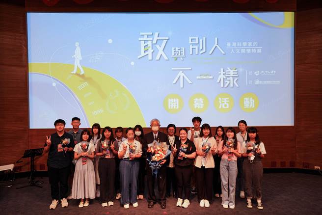 中央研究院院士李遠哲（中）鼓勵青少年探索世界、關懷土地，傳承勇敢創新的精神。(台史博提供／曹婷婷台南傳真)