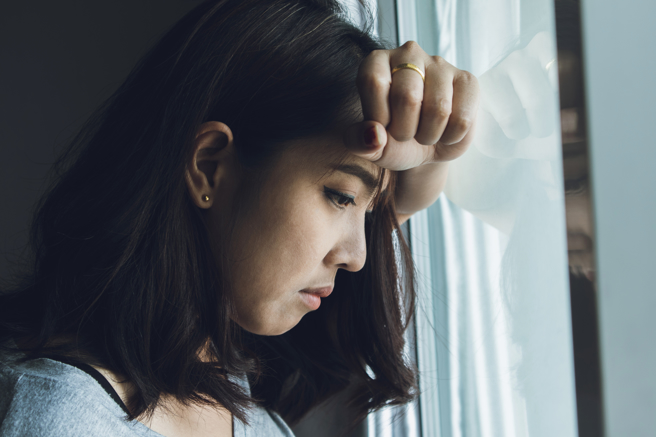 女网友说她的丈夫婚后性情大变，原本好脾气的丈夫变了个样，后来她无意见在家中衣柜上层发现信封，得知丈夫10年前曾坐过牢，为此她对丈夫信任全失。（示意图/shutterstock）