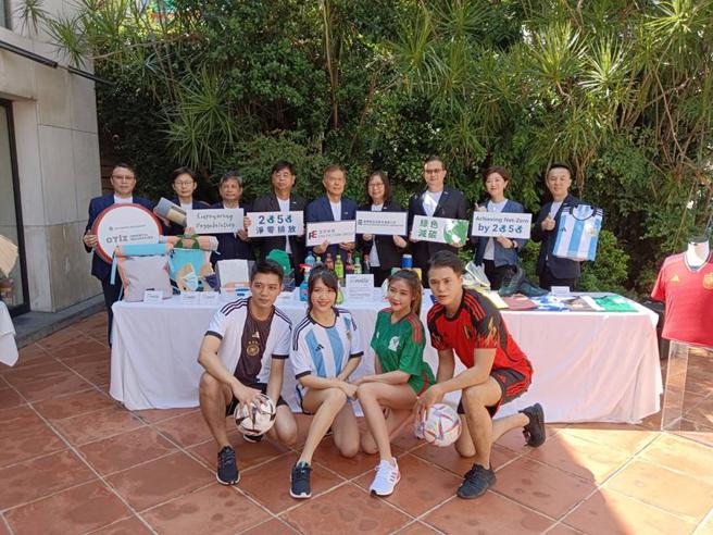 （遠東新在今年的紡織展前秀出各項環保回收綠色產品。圖／袁延壽）