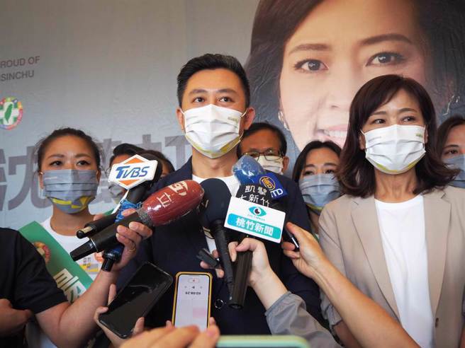 林智坚(前排左)日前復出，帮民进党新竹市长候选人沈慧虹(前排右)助选拉抬声势。（中时资料照／陈育贤摄）