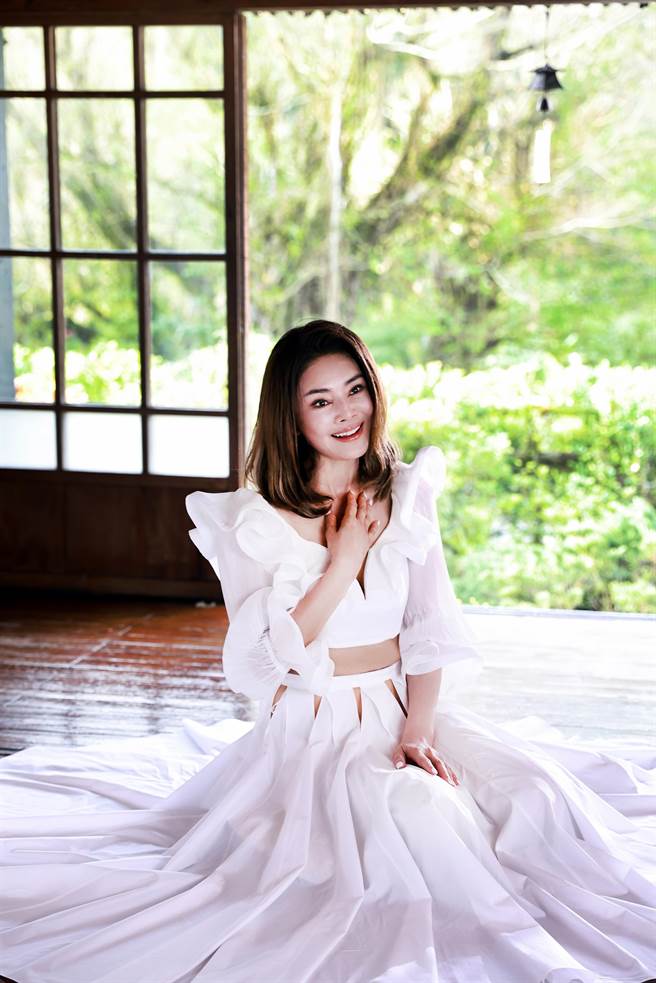 Rita日前拍摄新歌MV，赴菁桐古厝取景，满满怀旧风味。（艾迪升传播提供）