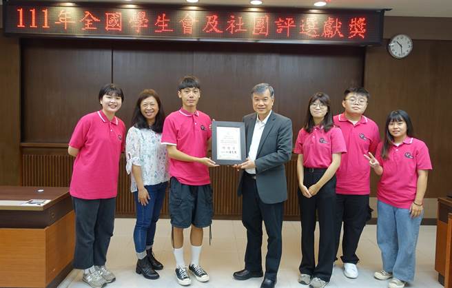 树德科大校长陈清耀（右四）勉励学生社团基层文化服务社。（林瑞益摄）