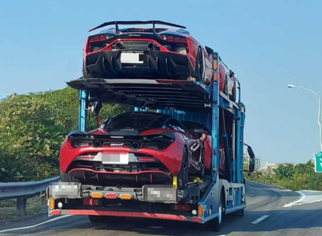 男子看到1辆托运货车载满4辆千万超跑，不禁直呼「司机手抖不停」。（翻摄自脸书爆废公社公开版）