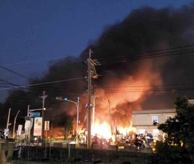 云林县西螺镇杂草火警波及铁皮工厂，火势猛烈「请求支援」幸无人伤亡。（民眾提供／张朝欣云林传真）