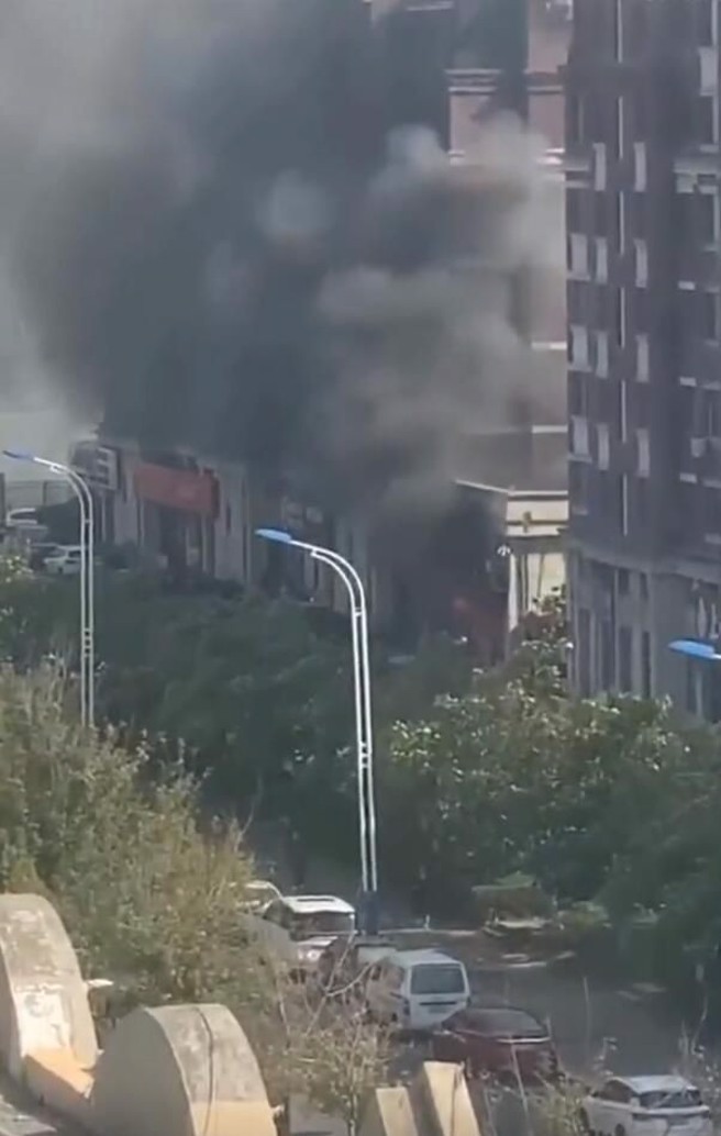 长春新区一家餐厅起火，酿17死3伤悲剧，现场浓烟直窜天际。（图／撷取自「正观视频」微博）