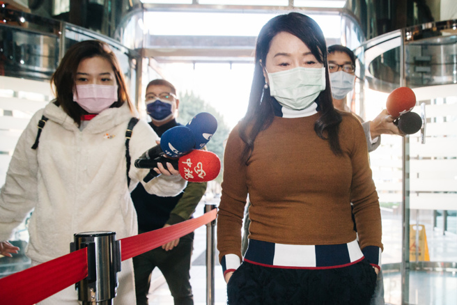 周玉蔻(右)的《辣新闻》节目被民视取消53台联播，她却异常低调，引发外界揣测。（图／资料照片）