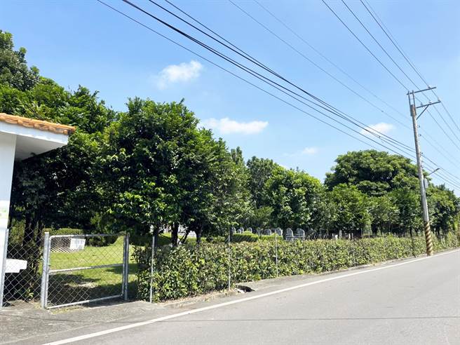 被指家族墓园将盖纳骨塔，苏嘉全声明：子虚乌有。(林和生摄)