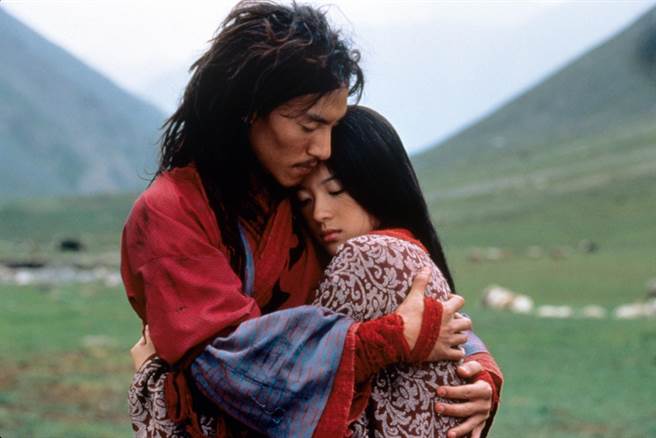 张震（左）跟章子怡在电影结尾的戏，惹哭过不少观眾。（索尼影业提供）