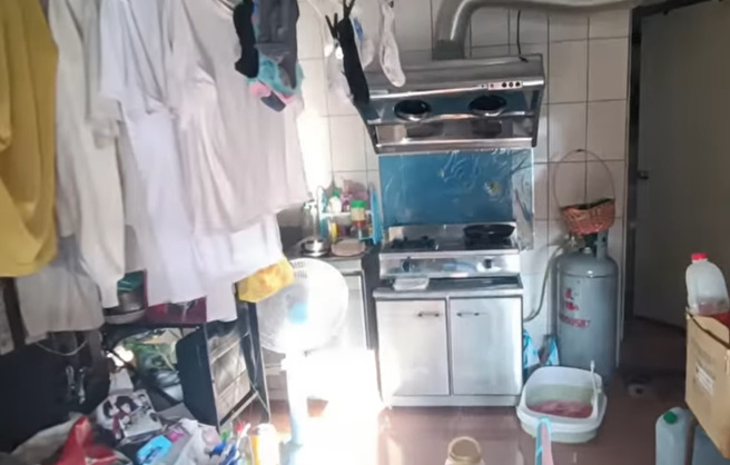 吴女因为丈夫9年前离世，又留下大笔债务，让她辛苦的与4子女住在7坪大的蜗居。（翻摄自脸书社团法人台湾心义工团）