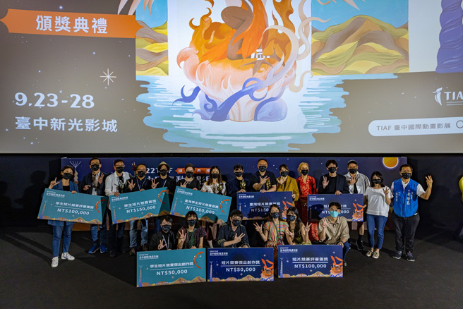 颁奖佳宾与得奖者、初审评审、入围导演大合照（图／台中市影视发展基金会提供）