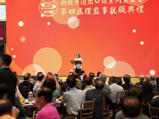 新北市进出口商业同业公会28日晚间在新北市新庄举行第四届理监事就职典礼，蔡英文总统与民进党新北市长参选人林佳龙皆应邀出席。(黄敬文摄)