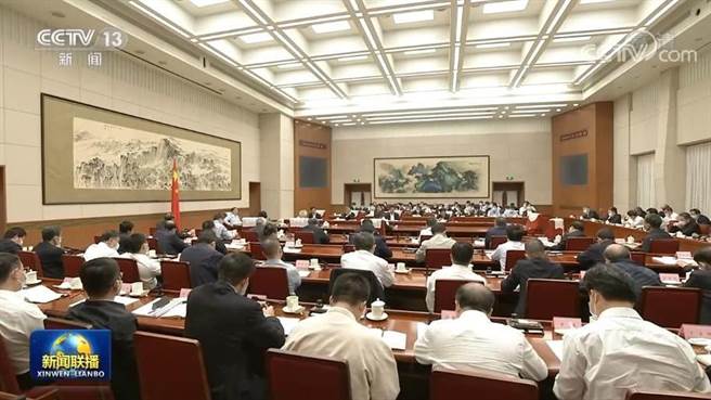 李克強主持穩經濟推進會促加快基礎建設、用好專項再貸款政策。（央視新聞）