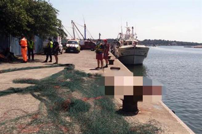 黄姓渔船船长下水修船时，在台南市安平区水景桥渔船加油站附近溺毙。（读者提供／洪荣志台南传真）