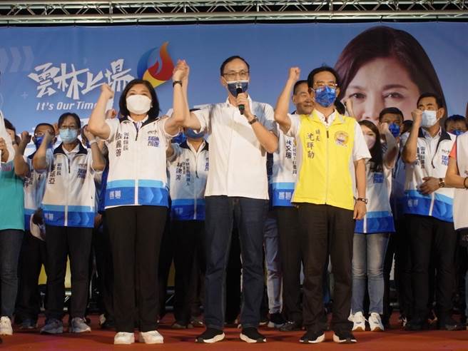 國民黨主席朱立倫（前中）力挺雲林縣長張麗善（前左）連任，南下雲林授戰旗。（張朝欣攝）