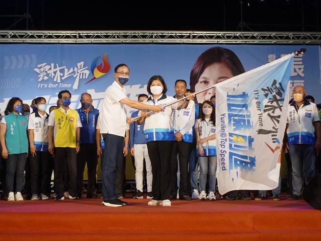 國民黨主席朱立倫（前左）力挺雲林縣長張麗善（前右）連任，南下雲林授戰旗。（張朝欣攝）