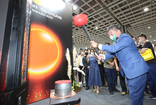 民进党台北市长参选人陈时中（图右）28日前往南港展览馆，参观正在展出的台北国际塑橡胶工业展览会，现场受邀玩起压力测试。（陈俊吉摄）