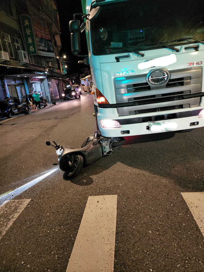 大车司机疑似死角未发现右前方有辆机车，当两车在下个路口时，骑士一个左转差点成轮下冤魂。（翻摄自脸书职业联结车职业大货车职业大客车拉拉队运输业照片影片资讯分享团）