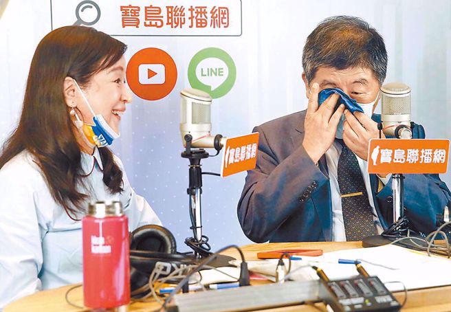 周玉蔻(左)帮陈时中(右)防疫造神、拱选台北市长，两件功劳让她不容易被切割。（图／本报系资料照）