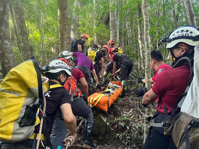 桃园清洁队员赴野溪温泉溺水喊救命，同事、消防员联手抢救送医仍不治。(消防局提供／吕筱蝉桃园传真)