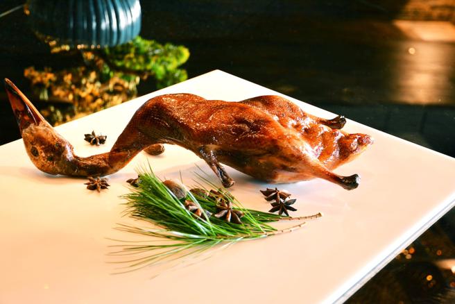 颐宫经典料理「脆皮先知鸭」。（君品酒店提供）