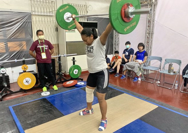 排湾族举重力士丁欣薇。(主办单位提供)