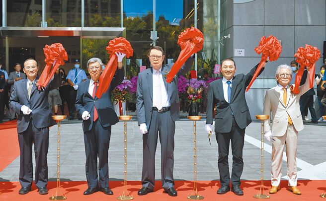 儒鴻企業27日於新莊舉行總部大樓落成啟用剪綵儀式，儒鴻董事長洪鎮海（中）、前副總統陳建仁（左二）、新北市長侯友宜（右二）、工業局長連錦漳（左一）等出席。圖／王德為