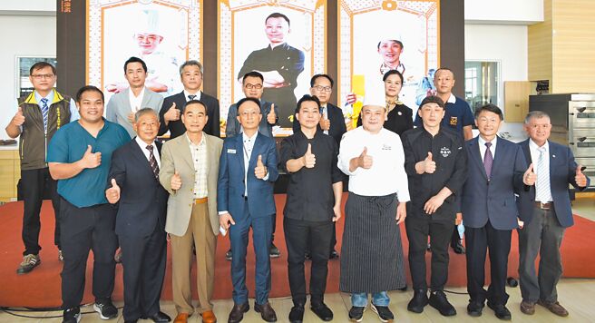 台湾烘焙产业发展协会26日于百城机械公司举办繁盛商品技术发表会；图为与会贵宾合影。图／叶圳辙