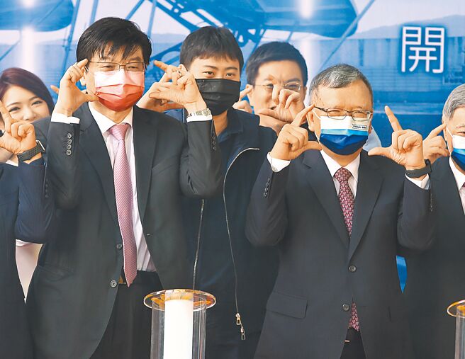 时代力量立委陈椒华昨在立法院揭露数段录音檔事证，内容为镜电视创办人裴伟（见图前左）自曝府院高层指示尽快让镜电视拿到执照。（本报资料照片）