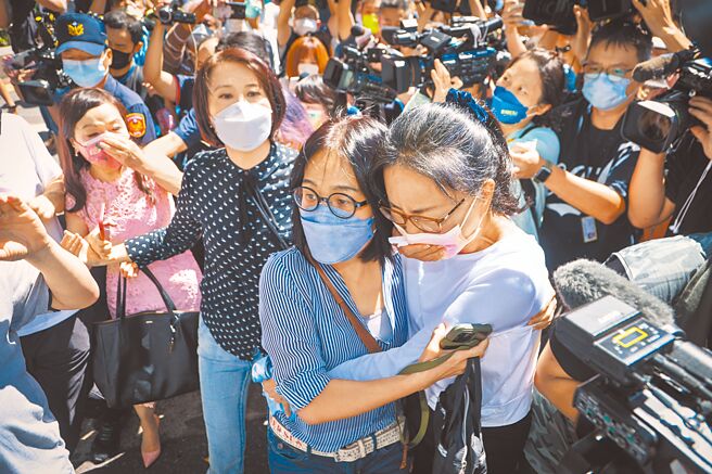 這些年，每逢選舉，名嘴、網軍充斥「戰場」，但水能載舟也能覆舟，如今周玉蔻已成可能炸沉綠營北市選戰航母的最大核彈。圖為被無端捲入國民黨台北市長參選人蔣萬安父親蔣孝嚴早年桃色風波的前中國小姐張淑娟（前右），26日在國民黨北市議員王鴻薇（前左二）陪同下到北檢提告媒體人周玉蔻（前左），離去時周玉蔻突現身表示要道歉。（中央社）