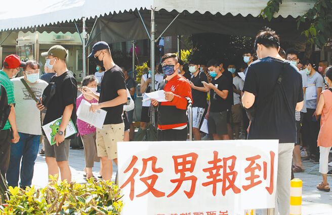 国防部长邱国正日前证实义务役期将延长为一年，细节还要再协调，盼今年年底前有结论。（本报资料照片）