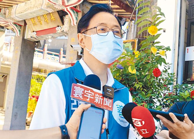 國民黨桃園市長參選人張善政27日到龜山區參加後援會成立大會，提到民進黨對手，稱鄭運鵬是空的立委。（賴佑維攝）