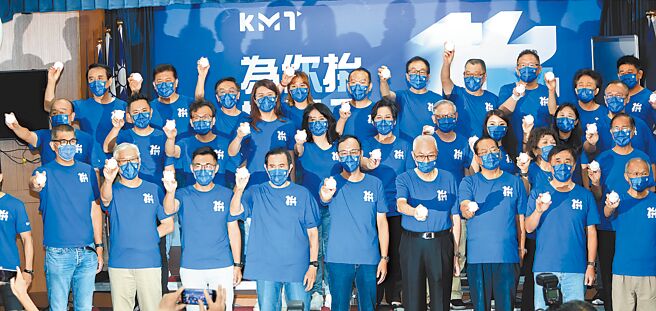 国民党27日举行九合一助选团成立誓师大会，由国民党主席朱立伦（前中）与3位前主席等人组成的助选团队，要为国民党投下好球。（郑任南摄）