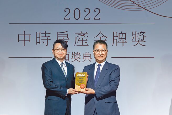 信义房屋总经理信泓浚（左）从内政部长徐国勇手中，接下「永续经营杰出奖」。信义房屋还获「服务品质杰出奖」。（信义房屋提供）