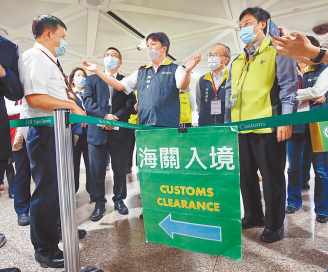 中央流行疫情指挥中心指挥官王必胜（中）27日前往桃园机场，视察未来旅客入境动线规画。（范扬光摄）