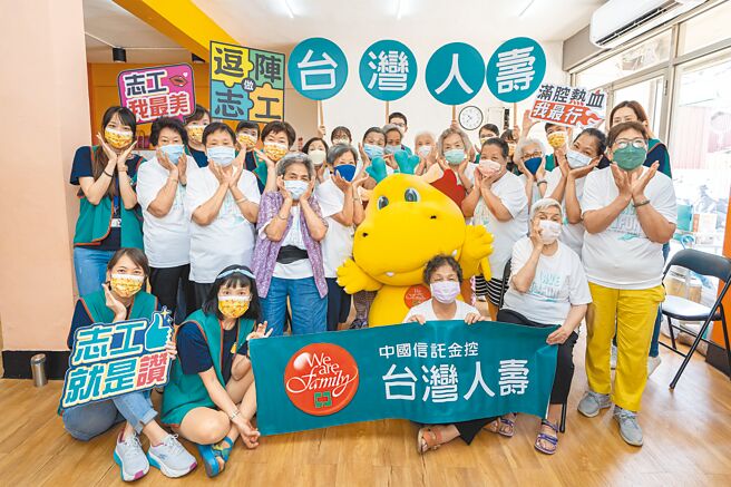 志工前進弘道基金會南港在地社區，與長輩共享歡樂時光。（台灣人壽提供）