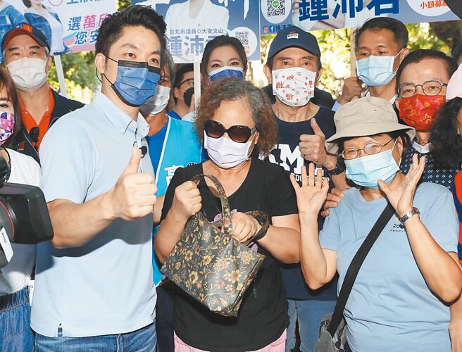 台北市長參選人蔣萬安（左一）27日在前總統馬英九陪同下，到台北市文山區興隆公園向晨運民眾拜票尋求支持，受到熱烈歡迎。（季志翔攝）