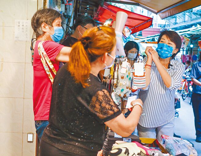 無黨籍台北市長參選人黃珊珊（右）27日赴台北市長春市場拜票，拱手向攤商懇請支持。（粘耿豪攝）