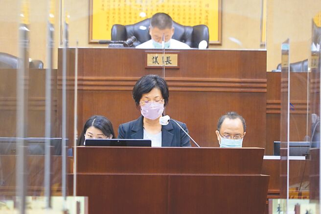 彰化县长王惠美27日赴议会进行施政报告，细数过去政绩，包括摆脱低薪、轨道路网、打造青创基地、完成一学区一日照、招商引资9000亿等。（吴建辉摄）