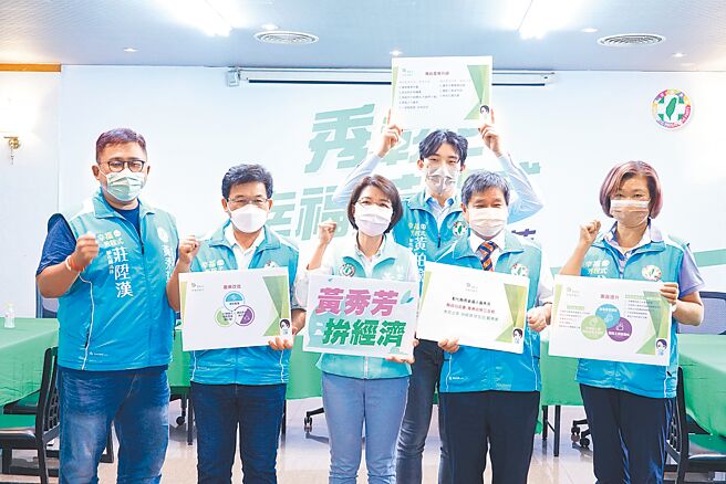 民进党彰化县长参选人黄秀芳在抛出政策3支箭，包括「产业改造」、「园区提升」、「传统产业升级」，誓言为彰化产业创造新契机。（吴建辉摄）