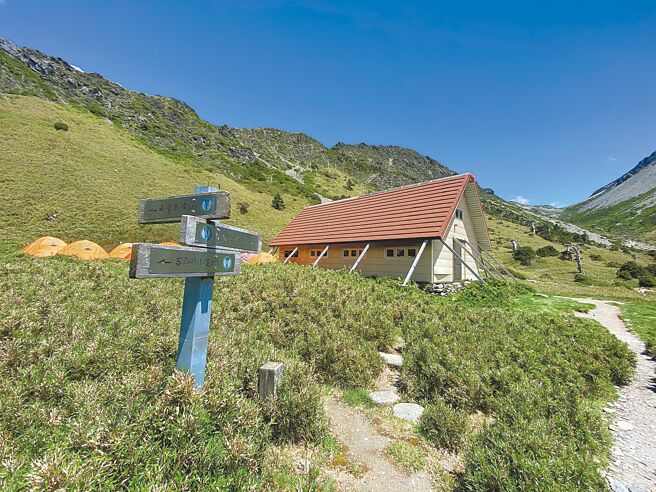 太鲁阁国家公园管理处11月1日起将逐步整修南湖主线步道、云棱山屋及南湖圈谷山屋。图为南湖圈谷山屋。（罗亦晽摄）