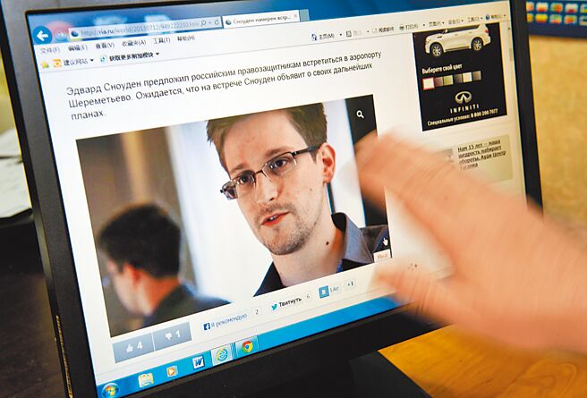 图为在俄罗斯首都莫斯科，一名俄罗斯新闻工作者打开网页浏览史诺登最新讯息。（新华社）